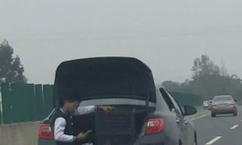 Nam thanh niên vô tư ngồi trong cốp xe khi đi trên cao tốc.