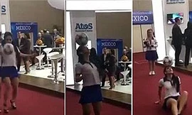 Cô gái đi giày cao gót tâng bóng như diễn xiếc