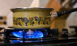 Tránh để nước bị trào hoặc gió lùa làm tắt bếp, sẽ gây rò rỉ gas. Ảnh: Lowtechmagazine.