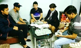 Ngọc Hải (trái) cùng đại diện CLB SLNA đến tận nhà Anh Khoa (phải) để trao toàn bộ số tiền đền bù. 