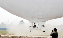 Anh nông dân chi gần 50.000 USD chế tạo khinh khí cầu