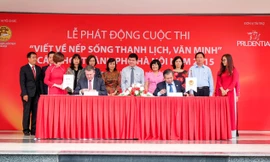 Đại diện Sở GD&ĐT Hà Nội và Cty Prudential Việt Nam ký kết chương trình phối hợp cuộc thi “Viết về nếp sống thanh lịch, văn minh” cấp THCS thành phố Hà Nội năm 2015.