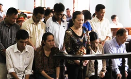 Các bị cáo tại phiên tòa ngày 13/11. Ảnh: Cửu Long/VnExpress