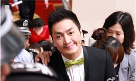 Hà Gia Kính trở thành doanh nhân tài giỏi. Ở tuổi 56, anh vẫn phong độ.