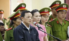 'Cậu Thủy' và đồng bọn đứng trước vành móng ngựa. Ảnh: Hữu Thành