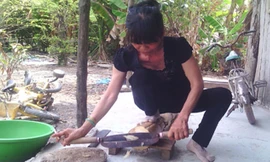 Bà Tím thái chuối chuẩn bị cho bữa ăn.