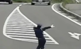 Cảnh sát điều khiển giao thông như... diễn viên múa