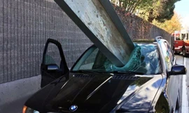 Tai nạn hy hữu xảy ra trên đường và tài xế siêu may mắn khi giữ được mạng sống. Ảnh: Twitter.