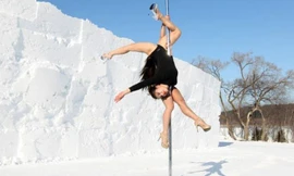 Vũ nữ múa cột giữa trời âm độ để tẩy chay thời trang lông thú