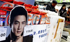 Một hàng bán mỹ phẩm nam ở Trung Quốc. Ảnh: WSJ.