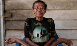 Tròn mắt xem ông già U70 uốn dẻo như kẹo kéo