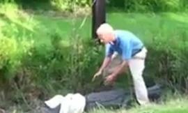 Cụ ông suýt chết vì tay không bắt 'sát thủ đầm lầy'