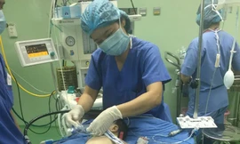 Bé trai biến thành con gái sau 4 tháng chào đời