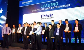 Tổng giám đốc Tinhvan Outsourcing Nguyễn Ích Vinh lên nhận danh hiệu Doanh nghiệp Gia công CNTT hàng đầu Việt Nam 2015