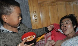 Xót xa cảnh bé 7 tuổi một mình kiếm sống nuôi cha bại liệt