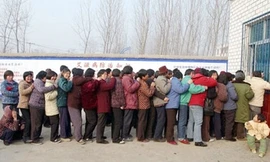 Người làng Wenlou xếp hàng lấy thuốc điều trị HIV.