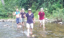 Thiếu tướng Hồ Sỹ Tiến cùng tổ công tác Cục Cảnh sát hình sự lội suối vào hiện trường vụ thảm án tại bản Phồng (Nghệ An).