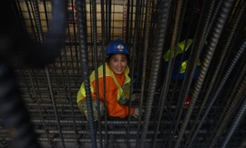 Hàng trăm công nhân dưới metro ngầm đầu tiên ở Sài Gòn