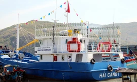 Hơn 1 tháng từ khi được bàn giao, tàu vỏ thép trị giá 18 tỷ đồng đóng theo Nghị định 67 vẫn phải nằm chờ duyệt… mẫu lưới! Ảnh: H. Văn