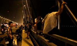 Lạnh người cảnh đu lan can hóng mát trên cầu Nhật Tân