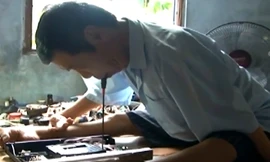 Người đàn ông dùng miệng sửa vi mạch điện tử