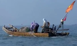 Những phụ nữ xứ Thanh mưu sinh ở phao số 0