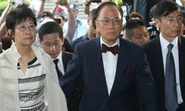 Ông Tăng Âm Quyền cùng vợ đến tòa án.