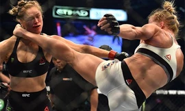 Ronda (áo đen) trong tình huống bị hạ knock-out vì cú đá của Holm. Ảnh: AFP.