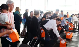 Quà tặng 20/10 xuất hiện trên băng chuyền hành lý.