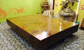 Sập ngọc nghiến nguyên khối được lấy từ cây nghiến có đường kính thân là 5m có giá 1,5 tỷ đồng.