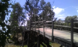 Cầu gỗ Long Thành tại xã Ô Long Vĩ đã xuống cấp.