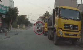 Khuất tầm nhìn, hai xe máy tông thẳng vào nhau