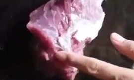 Xôn xao clip miếng thịt trâu “nhảy múa” trên thớt