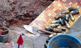 Số đạn M79 vừa được phát hiện dưới móng nhà. Ảnh: N.T.