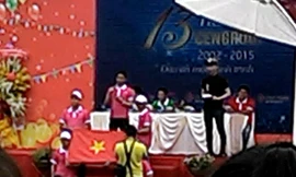 Ông Trần Minh Long - Tổng giám đốc phía Nam hệ thống siêu thị dự án bất động sản STDA (người đứng, bên trái) lĩnh xướng 500 nhân viên hát bài "Cen ca" chế lời bài Quốc ca gây phản cảm.