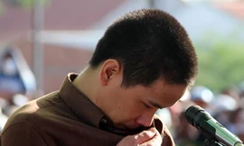 Vũ Văn Tiến khóc trong phiên xử lưu động hôm 17/12. Ảnh: Phước Tuấn.