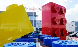 Cận cảnh nhà máy đồ chơi khổng lồ của Lego