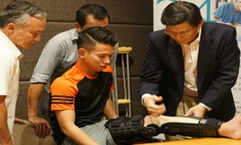 Anh Khoa sau phẫu thuật nối dây chằng. Ảnh: Trần Ngoan.