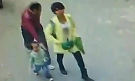 Bé gái bị người lạ 'bắt cóc' ngay sau lưng mẹ