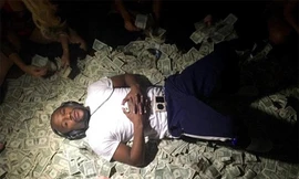 Mayweather rất hay khoe tiền.