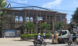 Cần cẩu bất ngờ gãy đôi, một công nhân chết thảm