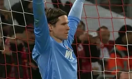 Thủ môn dùng tiểu xảo khiến đổi thủ sút hỏng 11 mét