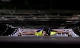 Thiếu nữ trượt patin qua gầm 18 ô tô điệu nghệ