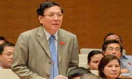 Bộ trưởng Phạm Vũ Luận trả lời chất vấn.