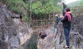 Suối nước nóng ở làng Luống, xã Thành Minh, huyện Thạch Thành. Ảnh: Hoàng Lam