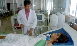 Bác sĩ Võ Văn Hùng đang theo dõi, chăm sóc cho bệnh nhân.