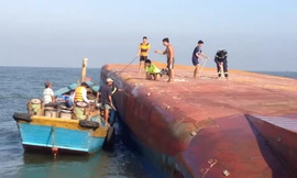 Hiện trường cứu hộ người mắc kẹt trong tàu chìm