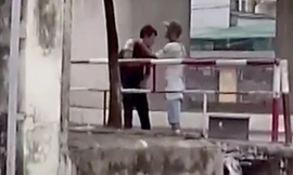 Cảnh trấn lột tiền giữa ban ngày dưới gầm đường trên cao vành đai 3, gần bến xe Nước Ngầm. Ảnh: Cắt từ clip.