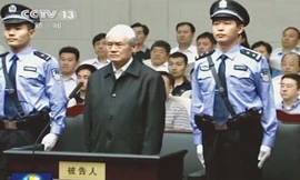 Cựu Ủy viên thường vụ Bộ Chính trị Trung Quốc Chu Vĩnh Khang bị đưa ra tòa xét xử.