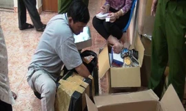 Lực lượng chức năng khám xét tại công ty Xuân Sơn.